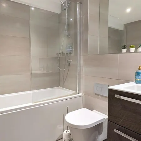 Comfy 2-bedroom With Parking & Balcony In Jewellery Quarter, *